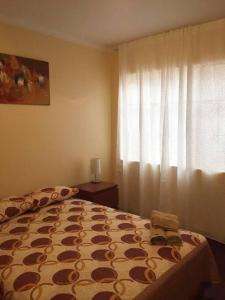 um quarto com uma cama e uma janela em Sta Catalina / San Isidro , Furnished Family Home em Lima
