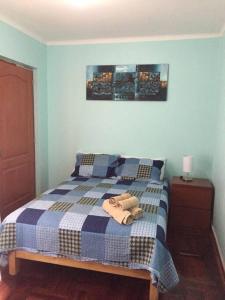 - une chambre avec un lit doté d'une couverture en damier bleu et blanc dans l'établissement Sta Catalina / San Isidro , Furnished Family Home, à Lima