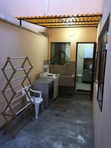 La salle de bains est pourvue de toilettes, d'un lavabo et d'un miroir. dans l'établissement Sta Catalina / San Isidro , Furnished Family Home, à Lima