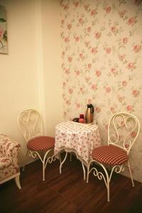 Zimmer mit einem Tisch, 2 Stühlen und einer Blumentapete in der Unterkunft RUBATO B&B in Hualien + 17 Fotos