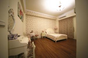 花蓮市的住宿－RUBATO自由節奏民宿，一间卧室配有一张床和一个梳妆台