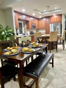 una cocina con una mesa de madera con plátanos. en Amazing Ocean Front Condo en Rosarito