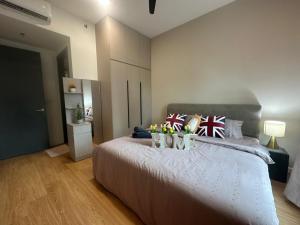 een slaapkamer met een groot bed met bloemen erop bij Inspirasi Mont Kiara 3 Rooms Balcony Free WIFI & Carpark By The Homez in Kuala Lumpur