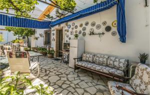 un patio con un divano e piatti sul muro di Nice Home In Fuente Tojar With Wifi a Fuente-Tójar