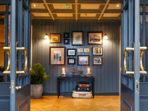 un corridoio con pareti blu e un tavolo con candele di The Ashe Hotel a Tralee
