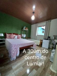 ein Schlafzimmer mit einem Bett und einem Zimmer im Zentrum von Luna in der Unterkunft Chalés Mimar Lumiar Suítes individuais in Lumiar