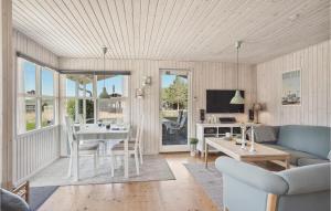 un soggiorno con divano e tavolo di 2 Bedroom Amazing Home In Sby a Sæby