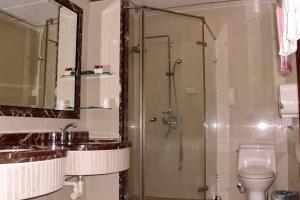 A bathroom at Jia Yun Business Hotel