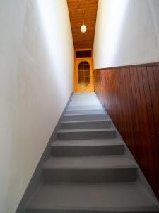 eine Treppe, die zu einer Tür in einem Gebäude führt in der Unterkunft Kiara rooms in Jesenice