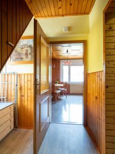 eine offene Tür in eine Küche mit einem Esszimmer in der Unterkunft Kiara rooms in Jesenice