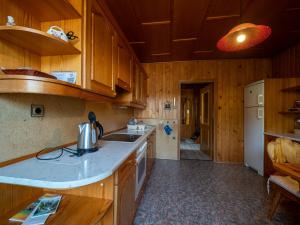 eine Küche mit Holzschränken und einer Arbeitsplatte in der Unterkunft Kiara rooms in Jesenice