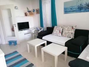 un soggiorno con divano e tavolo di APARTMAN 1 a Baška