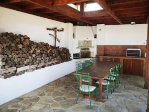 切爾諾莫雷茨的住宿－Black Sea Pearl，一间设有桌椅和一堆木柴的房间