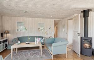 セビーにある2 Bedroom Amazing Home In Sæbyのリビングルーム(青いソファ、コンロ付)