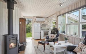 セビーにある2 Bedroom Amazing Home In Sæbyの小さな家の中に暖炉付きのリビングルーム