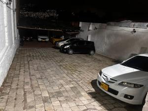 un grupo de coches estacionados en un garaje en Aparta Suite Torre De Prado 305 en Medellín