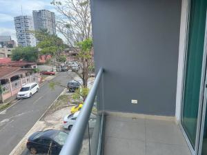 balcón con vistas a una calle de la ciudad en Apartamento en San Francisco, en Panamá
