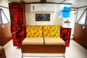 um sofá na parte de trás de uma caravana em Barco Seu Meschede em Santarém