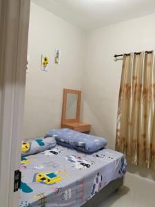 Ένα ή περισσότερα κρεβάτια σε δωμάτιο στο Villa keluarga sejahtera