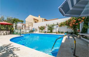 uma piscina em frente a uma casa em 3 Bedroom Beautiful Home In Fuente Tojar em Fuente-Tójar