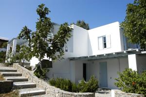 een wit huis met een trap daarheen bij Villas Georgy in Parikia