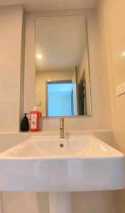 芭達雅中心的住宿－BASE Central PATTAYA Quiet Room with Infinity Pool & Free Netflix，一间带水槽和镜子的浴室