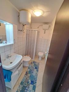 アグリジェントにあるCasa Vacanze Vista Mareのバスルーム(洗面台、トイレ付)