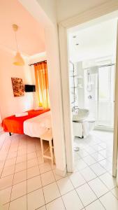 sypialnia z łóżkiem oraz łazienka z umywalką w obiekcie Villa La Zagara by CapriRooms w mieście Capri