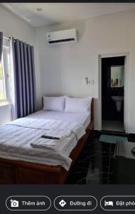 ein Schlafzimmer mit einem Bett in einem Zimmer in der Unterkunft Motel Lim in Vũng Tàu