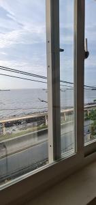 ein offenes Fenster mit Meerblick in der Unterkunft Motel Lim in Vũng Tàu