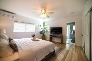 a bedroom with a bed and a ceiling fan at Luxury Miami Village w/Pool+Grill+MiniGolf in Miami