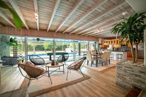 uma sala de estar com mesa e cadeiras em Luxury Miami Village w/Pool+Grill+MiniGolf em Miami