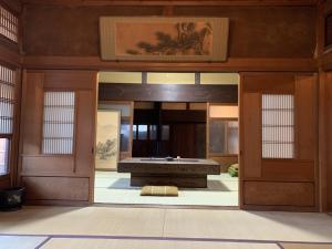 La salle de bains est pourvue d'une baignoire. dans l'établissement Old Japanese House, à Tondabayashi