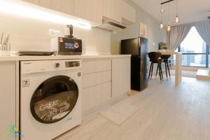 cocina con lavadora en SKS Pavilion Residence by RR JBcity, en Johor Bahru