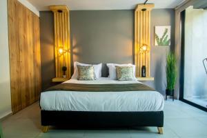1 dormitorio con 1 cama grande con sábanas y almohadas blancas en Barcelo Coliving, en Medellín