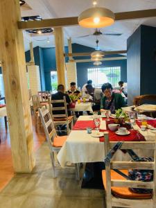 尼甘布的住宿－Morning Star Resorts，一群坐在餐厅桌子上的人