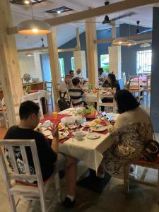 尼甘布的住宿－Morning Star Resorts，一群坐在餐厅桌子上的人