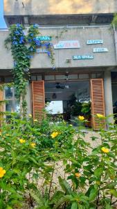 un restaurante con flores frente a un edificio en Sea Me, en Kansaloay
