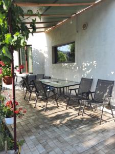 un patio con mesa y sillas. en Casa Amina, en Sulina
