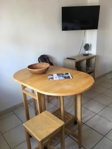 Et tv og/eller underholdning på Nîmes centre sur les toits - clim mobile + 7 billeder