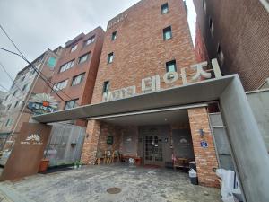 a building with a sign that reads hotel elaho at Hotel Daisy in Seoul