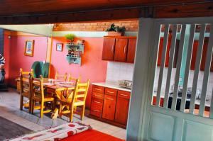 a kitchen with a table and chairs in a room at Departamento tipo cabaña en Creel in Creel