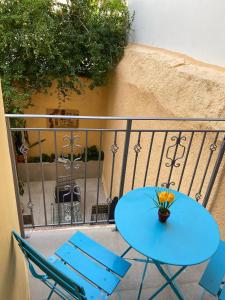 una mesa azul y sillas en el balcón en Tête à Tête - Luxury Apartment, en Rodas