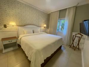 Rúm í herbergi á Hotel Villa Morra Suites