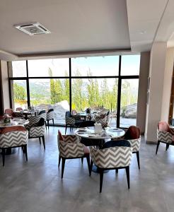 Ambiance Resort Hunza tesisinde bir restoran veya yemek mekanı
