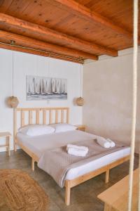 a bedroom with a bed with two towels on it at Boucaporta Sirma Klima in Klima