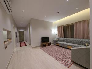Ain Arees في المدينة المنورة: غرفة معيشة بها أريكة وتلفزيون