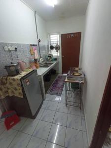 uma cozinha com um lavatório e um balcão em Homestay Tokwan Besar & Selesa! em Batu Kikir