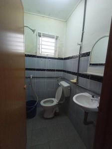 uma casa de banho com um WC e um lavatório em Homestay Tokwan Besar & Selesa! em Batu Kikir