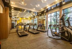 een fitnessruimte met verschillende loopbanden in een kamer bij Shin's Conner- 1 bedroom apartment 50m2 at Vinhomes Ocean Park in Hanoi